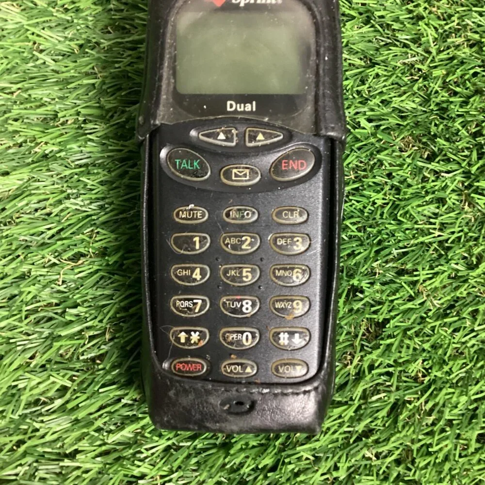 Vintage Sanyo Dual Band 3000 Mobile Phone